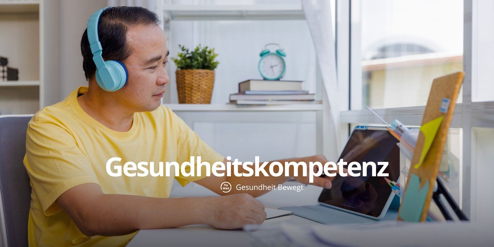 Mann liest Gesundheitsinformationen und verbessert seine Gesundheitskompetenz