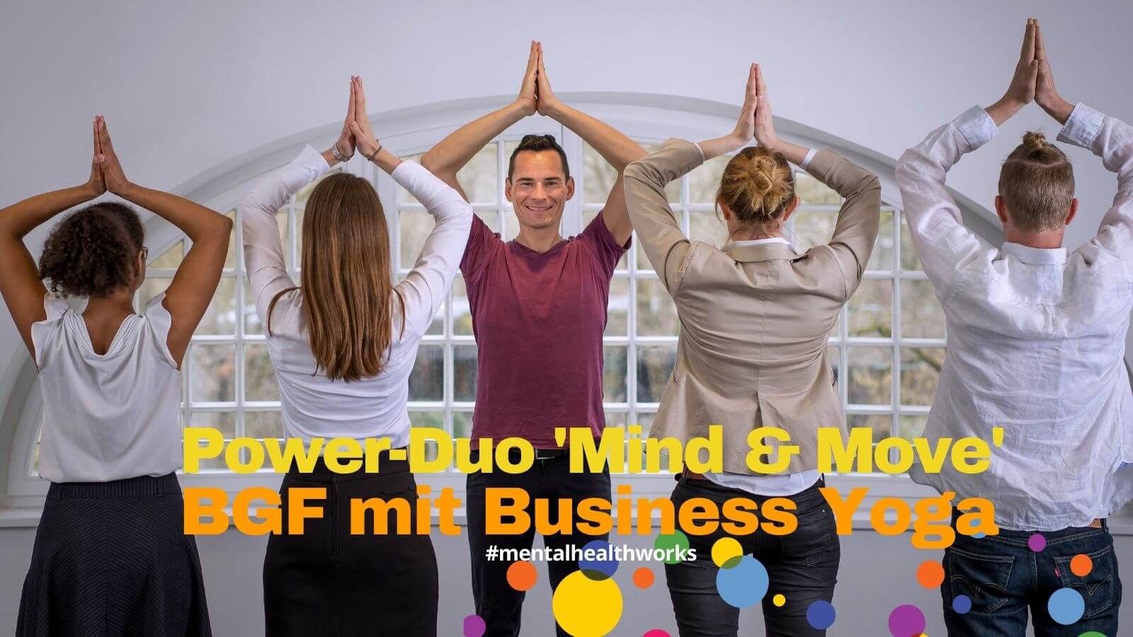 Mitarbeitergruppe-aktive-pause-business-yoga