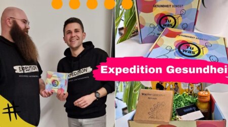 patrick-hueter-zeigt-expeditionsbox-gesundheitspraemie-fuer-bgf