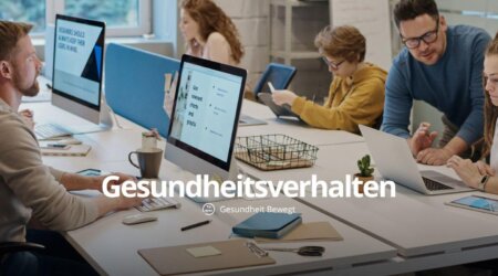 Gruppe-sitzender-menschen-im-Buero